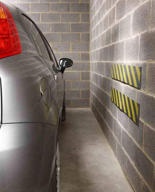 2 lange zelfklevende schuimbeschermers voor auto en garage van het merk Mottez
