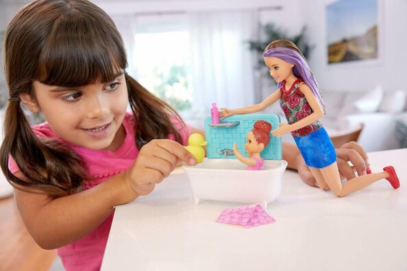 Barbie Skipper Babysitter met peuter en badkuip