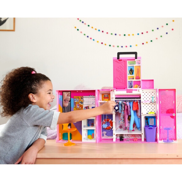 Barbie Deluxe dress-up koffer met pop en 30 kledingstukken