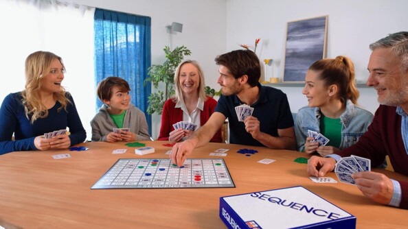 Tactisch familiespel met kaarten, pionnen en veel spanning