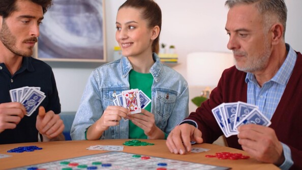 Tactisch familiespel met kaarten, pionnen en veel spanning